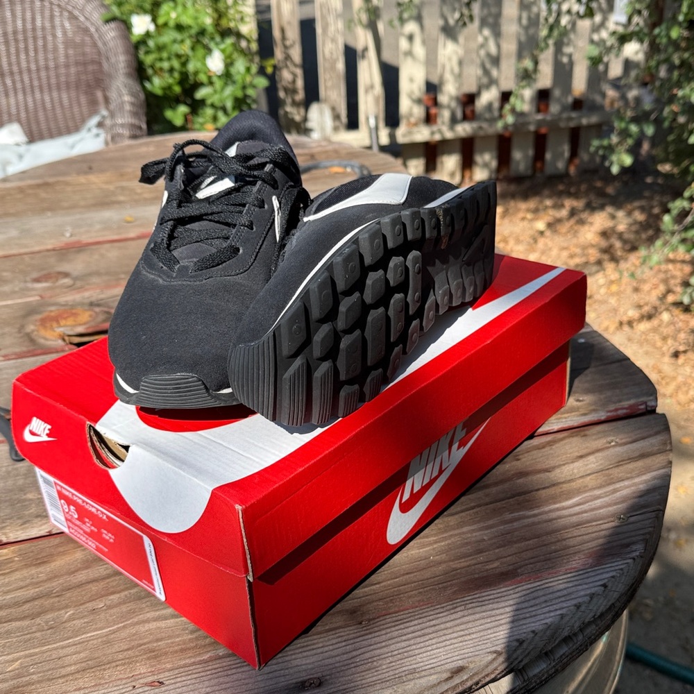 Nike Pre Love XO Black and White Running Shoes size 9.5 - Picture 2 of 4